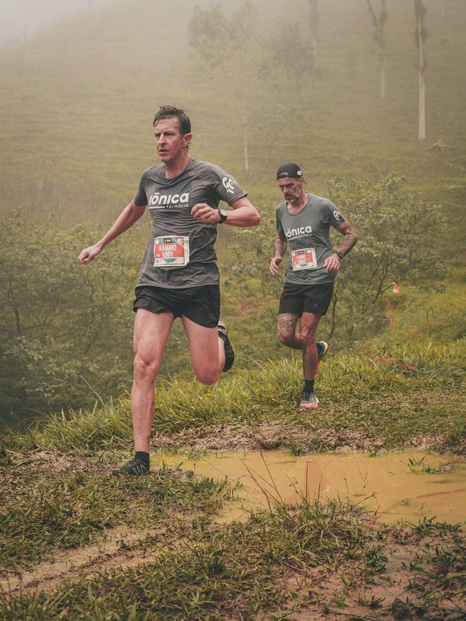 Corredores na neblina da serra