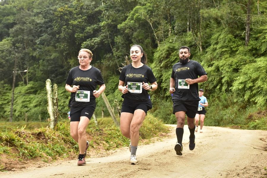 Grupo de corredores na trilha